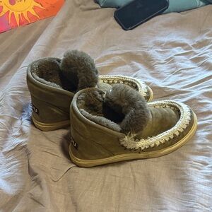 Mou Olive Fur-Lined Boots